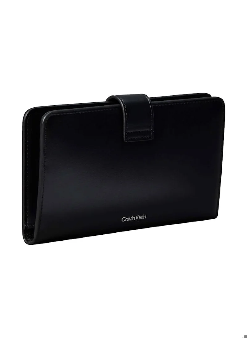 كالفن كلاين محفظة جواز سفر من جلد النابا